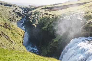 şelale dağlık bölgelerde İzlanda üzerinden akan Skoga Nehri üzerinde havadan görünümü