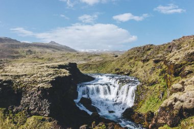 Картина, постер, плакат, фотообои "вид с воздуха на реку скога, протекающую через высокогорье под голубым небом в исландии
", артикул 211309210