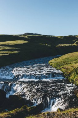 güzel dağ Skoga Nehri'nin dağlık bölgelerde İzlanda üzerinden akan doğal görünümü