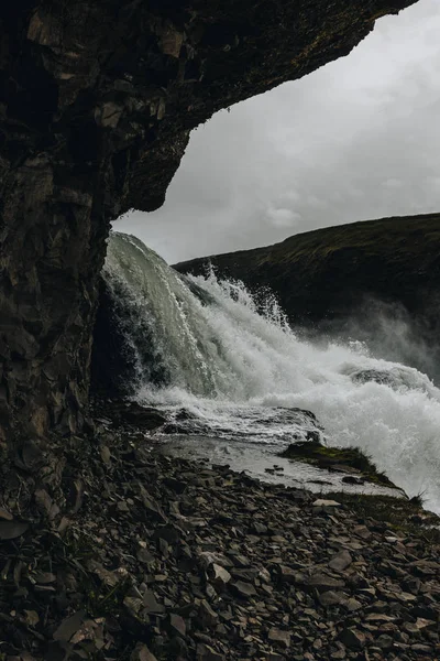 Nízký Úhel Pohled Krásného Vodopádu Gullfoss Protékající Vysočiny Islandu — Stock fotografie zdarma