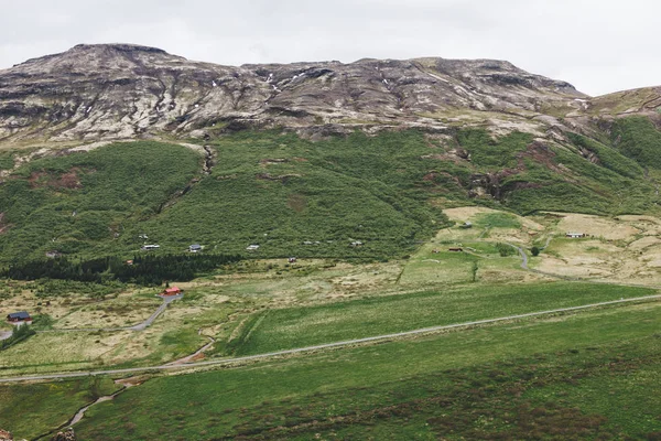 风景的空中看法与房子和山范围在冰岛 — 免费的图库照片