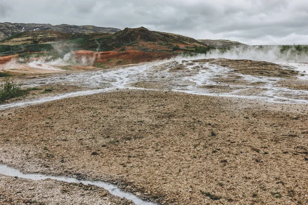 Paisaje Con Respiraderos Volcánicos Bajo Cielo Nublado Valle Haukadalur Islandia — Foto de stock gratis