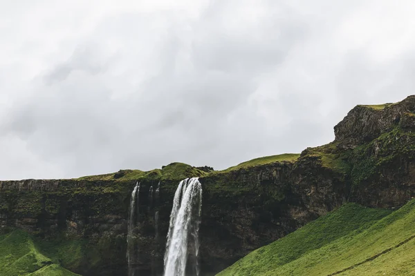 冰岛多云天空下高原 Seljalandsfoss 瀑布风景景观观 — 图库照片