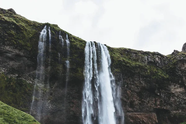 Низкий Угол Обзора Водопада Seljalandsfoss Высокогорье Облачным Небом Исландии — Бесплатное стоковое фото