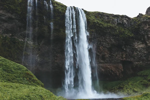 Мальовничий Вид Красиві Seljalandsfoss Водоспад Гористій Місцевості Ісландії — стокове фото