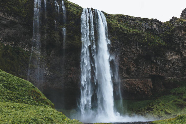 живописный вид на красивый водопад Seljalandsfoss в горных районах Исландии
 