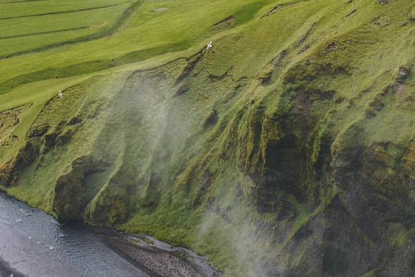 冰岛美丽的山脉流经高地的鸟瞰图 — 免费的图库照片