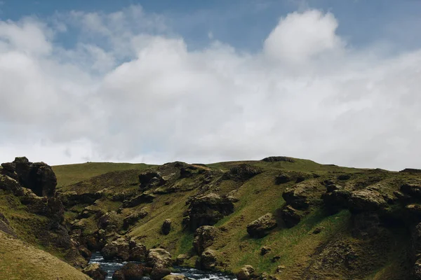 Cielo Azul Nublado Hermoso Río Montaña Que Fluye Través Tierras — Foto de Stock