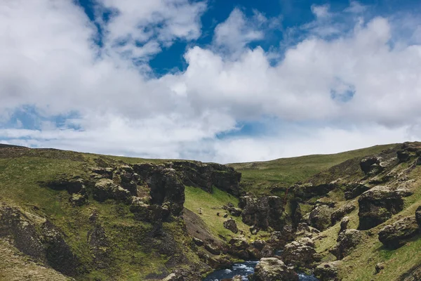 Paisaje Con Cielo Azul Nublado Río Skoga Que Fluye Través — Foto de stock gratuita