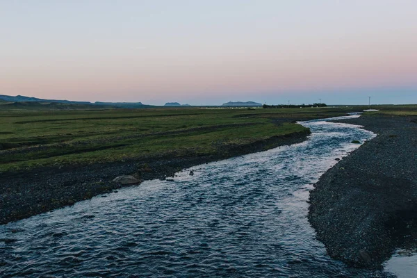 Malebný Pohled Krajiny Řeka Která Teče Blízkosti Louky Islandu — Stock fotografie