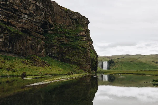 Festői Kilátással Gyönyörű Vízesés Skogafoss Felvidéken Felhős Izland — Stock Fotó