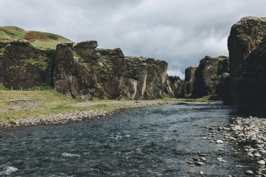 İzlanda Fjadrargljufur kanyonda dağlarında üzerinden akan güzel dağ nehir manzaralı görünüm 