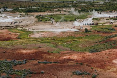 İzlanda - 20 Haziran 2018: turist Haukadalur Vadisi'nde volkanik bacalar yakınındaki havadan görünümü