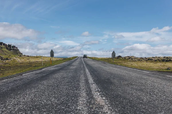 Weg Met Auto Hooglanden Onder Blauwe Bewolkte Hemel Ijsland — Stockfoto