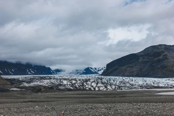 Landschaft Mit Schneebedeckten Bergen Unter Bewölktem Himmel Skaftafell Nationalpark Island — Stockfoto