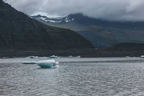 Skaftafellsjkull の氷河の風景とアイスランドのスカフタフェットル国立公園には曇り空と雪山  — 無料ストックフォト