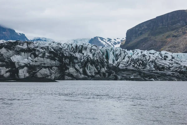 Glaciären Skaftafellsjkull Och Snötäckta Berg Mot Molnig Himmel Skaftafell Nationalpark — Gratis stockfoto