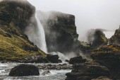 wunderschöne isländische Landschaft mit Haifoss-Wasserfall an nebligem Tag