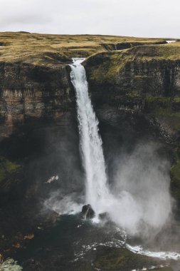 Haifoss Şelalesi ve yeşil tepeler ile İzlanda manzara havadan görünümü