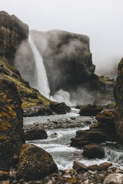 Haifoss şelale sisli gün dramatik İzlanda manzara