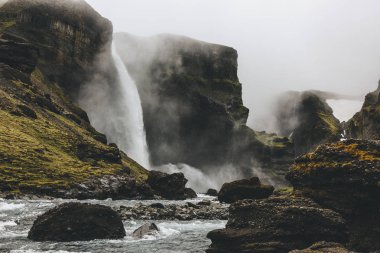 Haifoss şelale sisli gün güzel İzlanda manzara