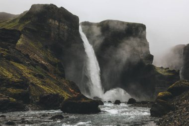 Haifoss şelale sis çevresinde, İzlanda ile doğal atış