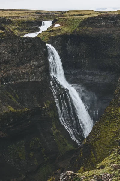 Vista Aérea Cachoeira Panorâmica Haifoss Penhasco Rochoso Islândia — Fotografia de Stock