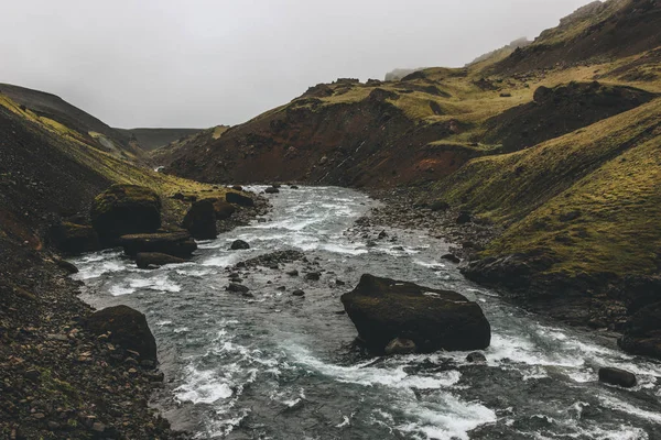 Річка Потокового Зелені Гори Ісландії Туманний День — стокове фото