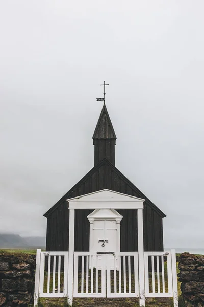 Szenische Aufnahme Der Budir Kirche Hinter Weißem Holztor Bei Snaefellsnes — Stockfoto