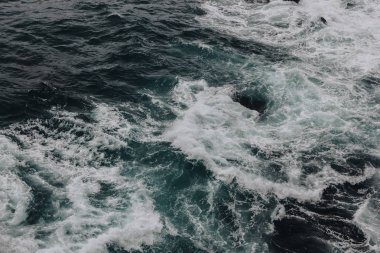yüksek açı görünümü atış dalgalı mavi okyanus arka planı için