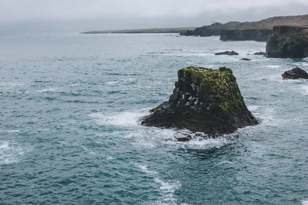 暴风雨日冰岛 Arnarstapi 的蓝色海洋中的岩石和悬崖的风景拍摄 — 免费的图库照片