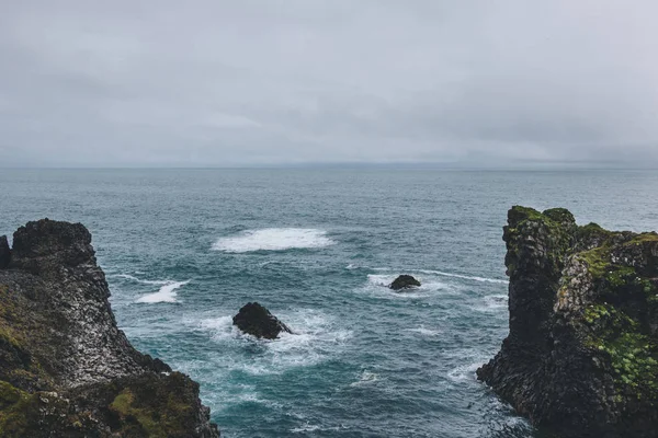 Воздушный Вид Скалы Перед Голубым Океаном Арнарстапи Исландия Облачный День — стоковое фото