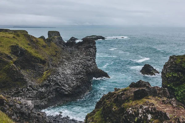 Scenic View Beautiful Cliffs Front Blue Ocean Arnarstapi Iceland Cloudy — Stock Photo, Image