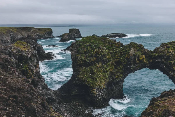 Arnarstapi 的蓝色海洋前的风景苔藓峭壁 冰岛多云日 — 图库照片