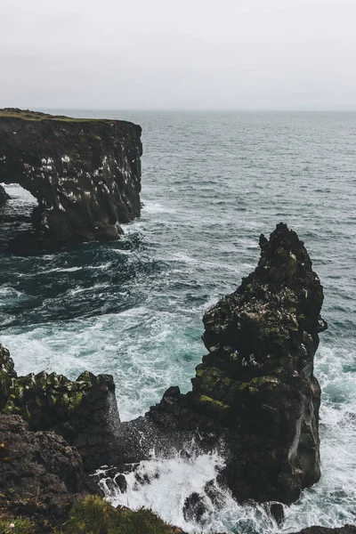 Hermosos Acantilados Rocosos Océano Tormentoso Arnarstapi Islandia Día Nublado —  Fotos de Stock