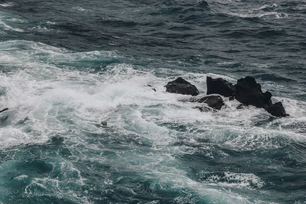 Драматический Снимок Синих Океанских Волн Разбивающихся Скалы Фона — стоковое фото