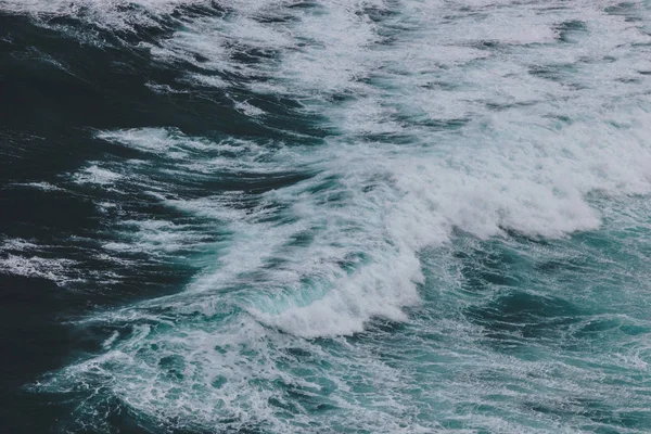 arka plan için köpüklü dalgalar ile mavi okyanus manzaralı atış