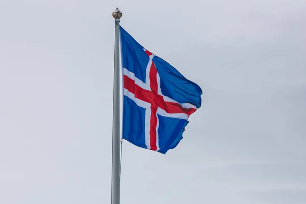 曇り空の前のアイスランドの旗のクローズ アップ撮影  — 無料ストックフォト