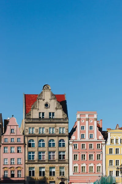 Façades colorées de bâtiment antique à Wroclaw, Pologne — Photo de stock