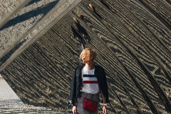 WROCLAW, POLOGNE - 18 MAI 2018 : jeune femme élégante devant la sculpture en matériau réfléchissant — Photo de stock