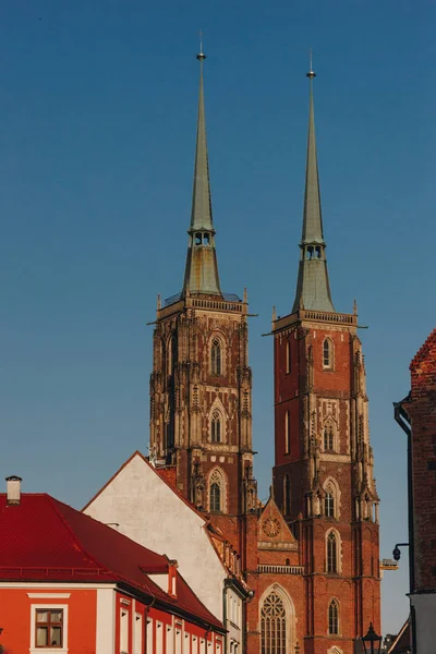 Antique cathédrale Saint-Jean-Baptiste devant le ciel bleu, Wroclaw, Pologne — Photo de stock