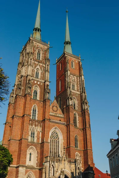 Vue du bas de la magnifique cathédrale Saint-Jean-Baptiste, Wroclaw, Pologne — Photo de stock