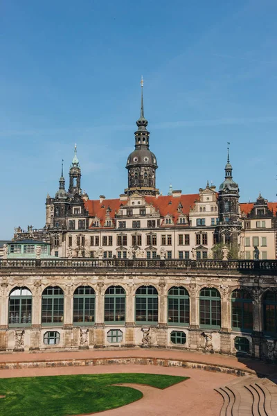 19 MAI 2018 - DRESDEN, ALLEMAGNE : beau bâtiment de Dresdner Zwinger par une journée ensoleillée — Photo de stock