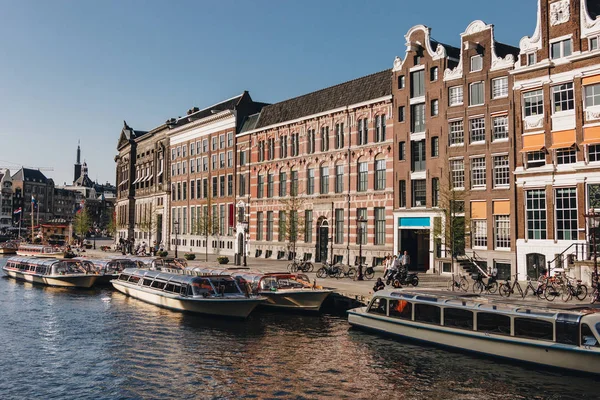 20 MAYO 2018 - AMSTERDAM, PAÍSES BAJOS: hermosos barcos en el canal de Ámsterdam, Países Bajos - foto de stock