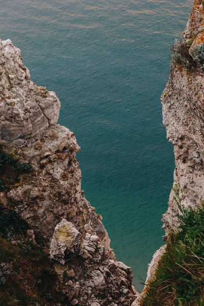 Hochwinkeliger Blick auf schöne felsige Klippen mit blauem Meer auf dem Hintergrund, etretat, Frankreich — Stockfoto
