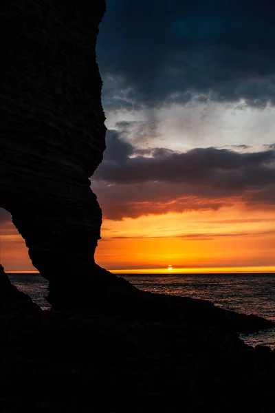 Penhasco rochoso no pôr do sol nublado, Etretat, França — Fotografia de Stock