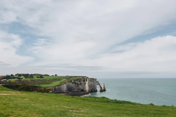 Vue aérienne de falaise verte et mer bleue, Etretat, Normandie, France — Photo de stock