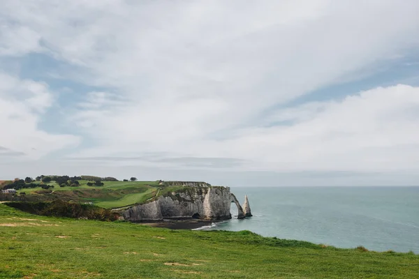 Vista aerea di scogliera verde e mare blu, Etretat, Normandia, Francia — Foto stock