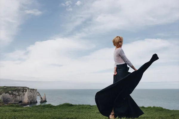 Schöne modische Mädchen posieren auf Klippe, etretat, Normandie, Frankreich — Stockfoto