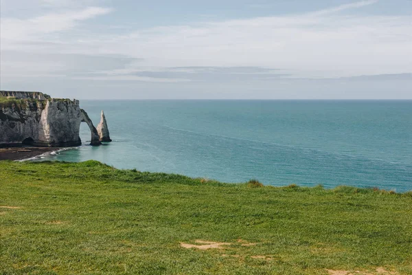 Vue calme sur la belle falaise et la mer bleue, Etretat, Normandie, France — Photo de stock